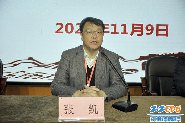 张凯校长向选手和辅导教师介绍学校基本情况