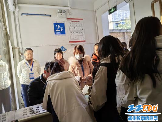 图4  在裁判的监督下有序抽取工位号