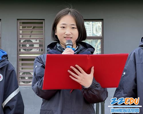 学生代表高悠悠做主题演讲