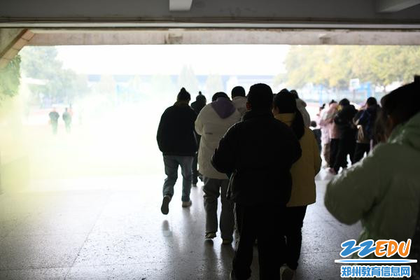 教师带领学生在烟雾中迅速撤离