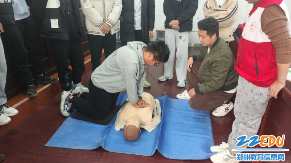 4.学生进行心肺复苏实操学习
