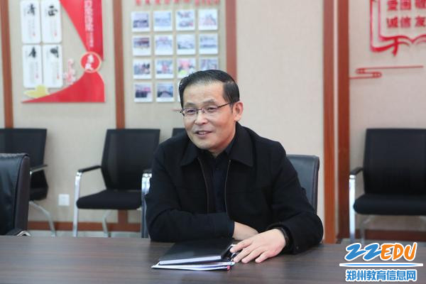 1郑州市经济贸易学校党委书记、校长牛红国讲话