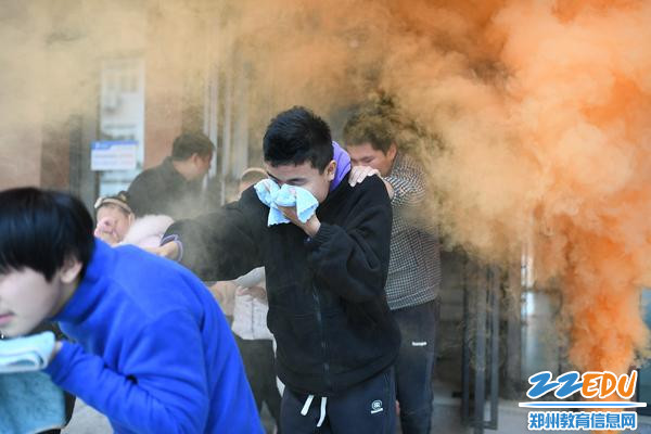 盲生在教师带领下迅速离场