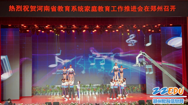 3郑州市第十四高级中学啦啦操队技巧啦啦操展示中