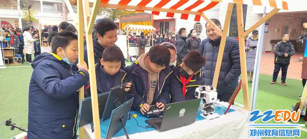 4学生们对34中的信息科技设施兴趣盎然