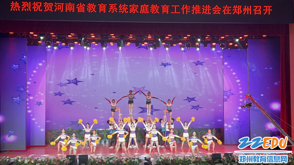 1郑州市第十四高级中学啦啦操为郑州市教育系统家庭教育文艺晚会献礼
