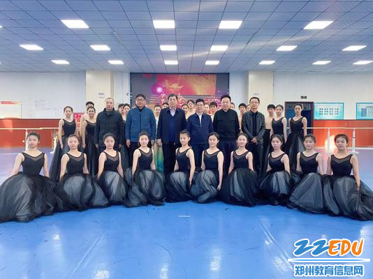 与学校民舞学生合影