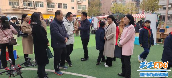 1金水区教育局领导一行参观34中的展示.