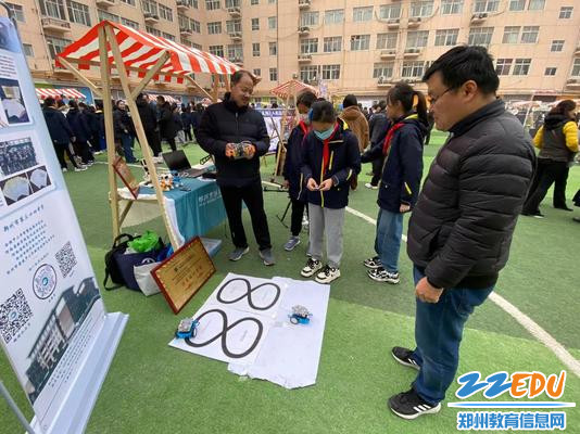5郑州34中信息科技组组长郭怀伟老师（左）、组员辛纲领老师（右）进行展示