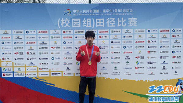 4王志翔同学获奖拍照留念