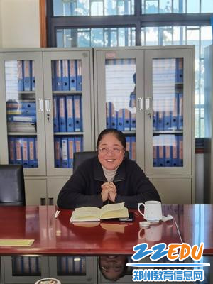 副校长孟慧娟和青年教师一起开心交流