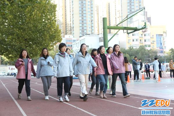 2女子800快走