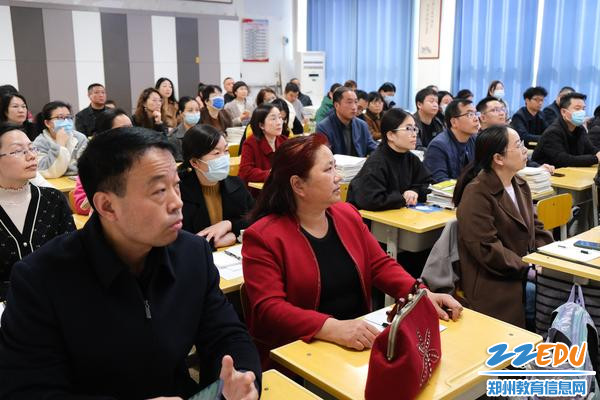 3家长会上专注的家长们