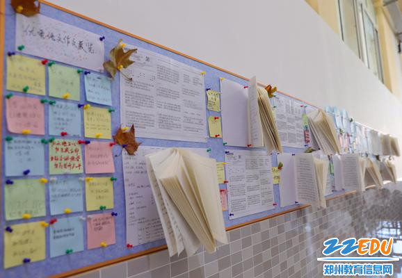 班级文化栏向家长展示优秀作业