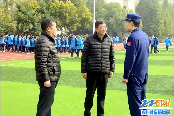 8学校党委书记、校长梁寅峰（中），副校长李伏庆（左）与消防人员交流校园火灾预防事宜。_副本