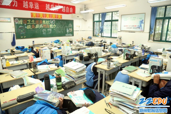 1学生在教室进行地震避灾演练_副本