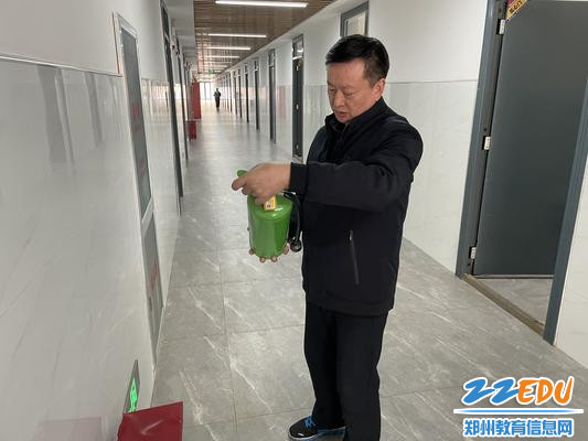 检查灭火器