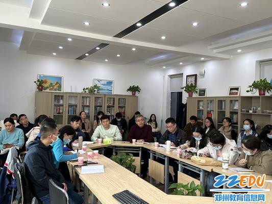参会老师认真聆听学习