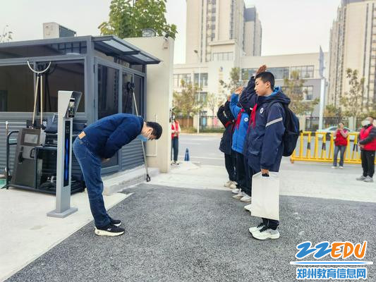 敬队礼，表达一份敬意
