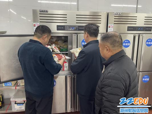 检查食堂冰柜