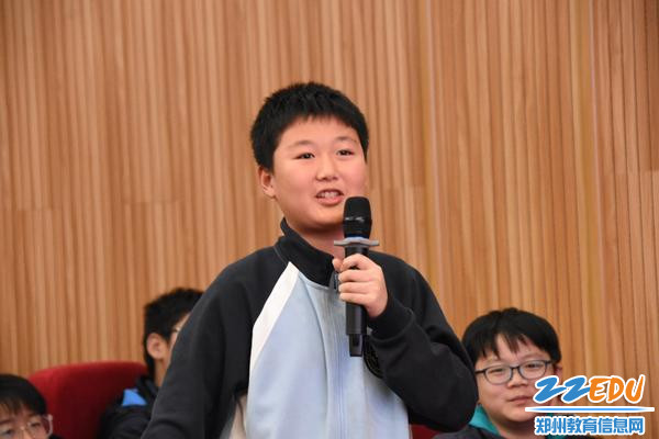 学生积极回答问题
