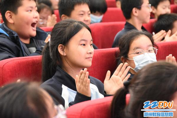 学生专注听讲座