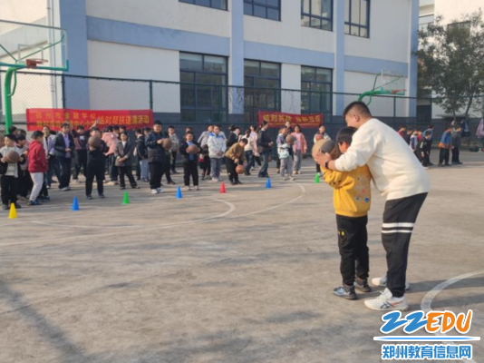 李晓峰老师规范学生运球动作