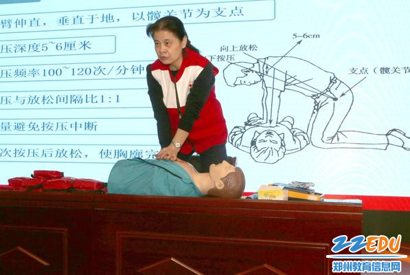 3展示了正确的急救姿势和操作步骤