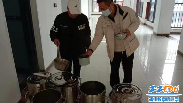 总务处工作人员帮助老师盛中药汤