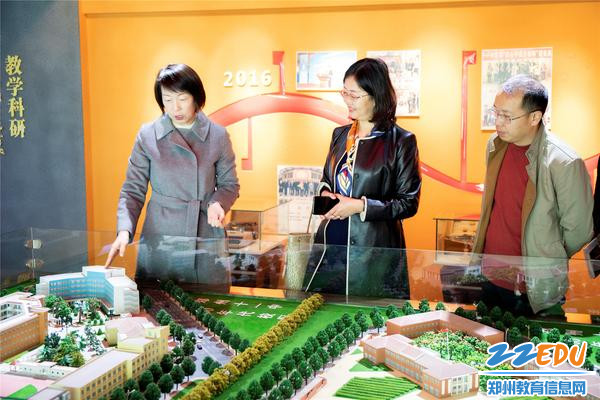 5参观校史馆
