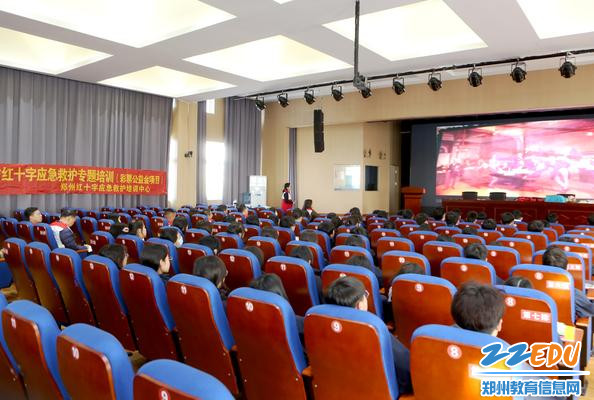 5与会人员端坐静听