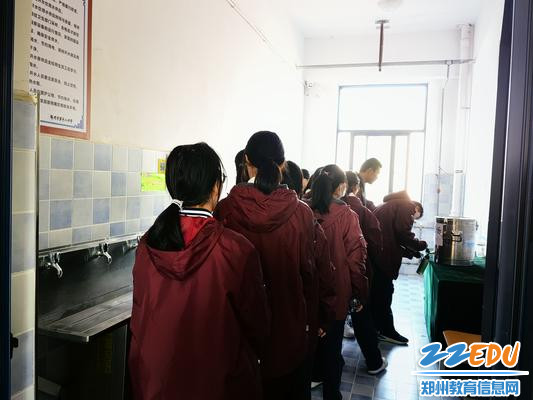 同学们络绎不绝接取中药饮