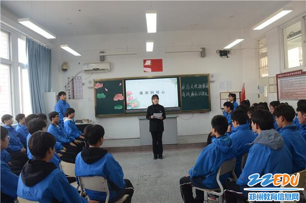 毛婷婷老师向学生讲解廉洁文化