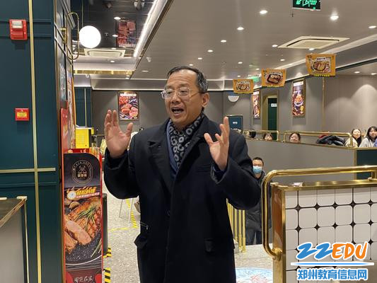 校长魏勇为学生送上祝福