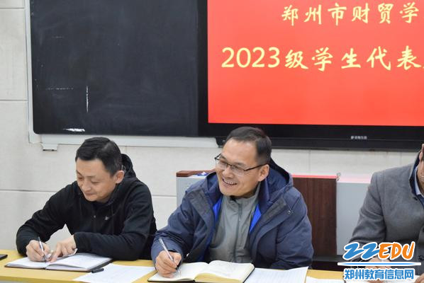 3.校领导与新生代表交流 