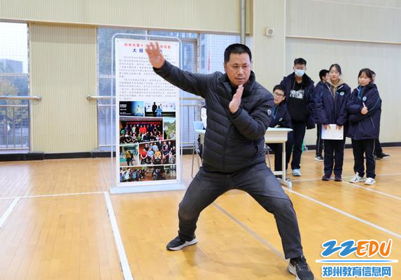 社团辅导教师展示太极入门动作