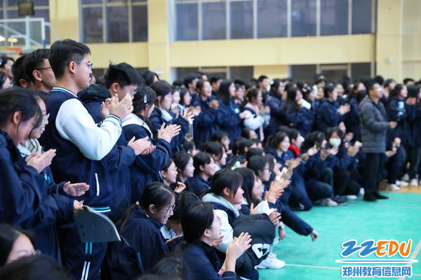 精彩展示引来学生围观