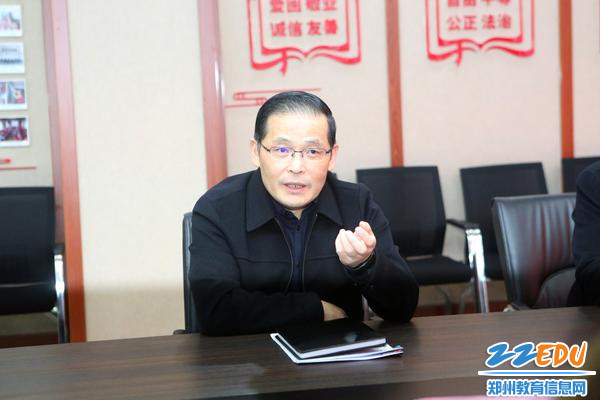 1郑州市经济贸易学校党委书记、校长牛红国介绍学校情况