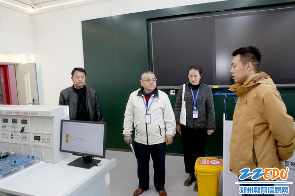 3与会代表参观学校的实训室