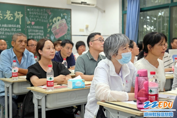 2家长们专注参加家长会