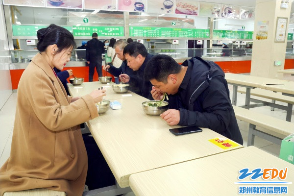 8学校领导陪同家长委员会成员就餐，感受食堂美味。 (2)_副本