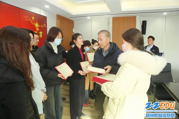 5学校纪委书记郭中喜为家委会成员颁发聘书_副本