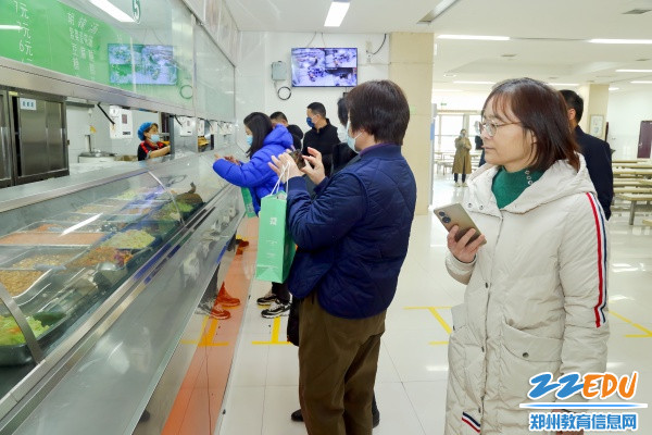 7家委会成员实地查看饭菜_副本