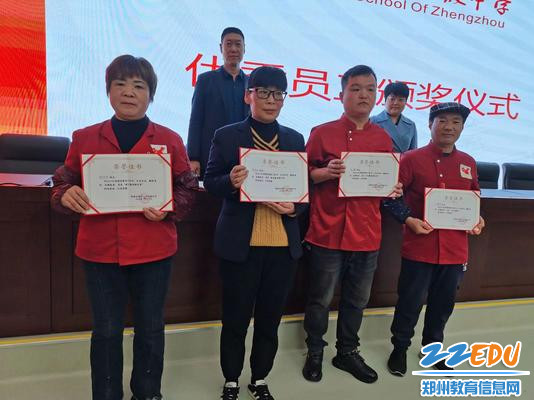 为优秀餐厅窗口工作人员颁奖