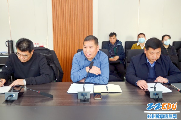 3副校长李伏庆回答家长提议_副本