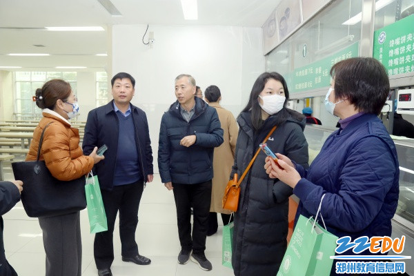 5学校领导陪同家委会成员参观食堂_副本