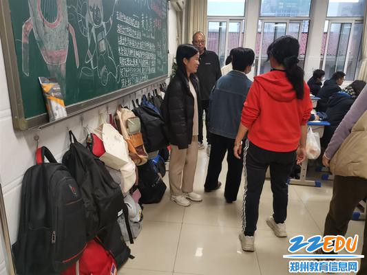 郑州市第二高级中学组织班主任实地巡班交流_副本