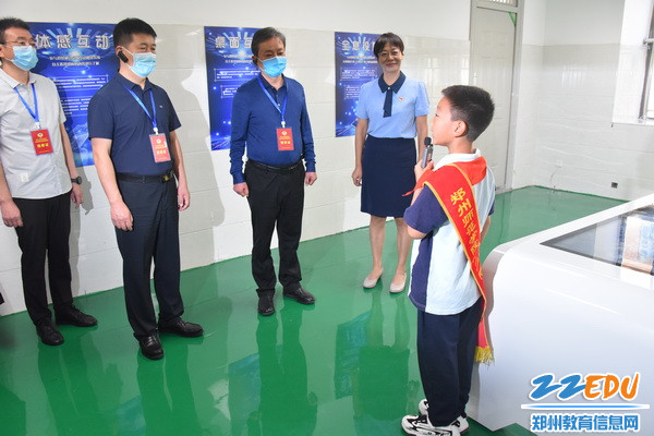聆听少先队员讲解_调整大小