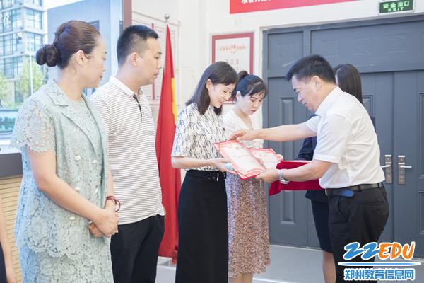 4为校级家委会成员颁发聘书_副本