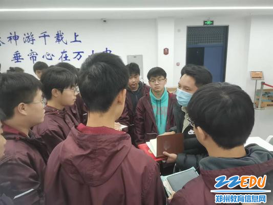 导师们为学生解疑答惑3